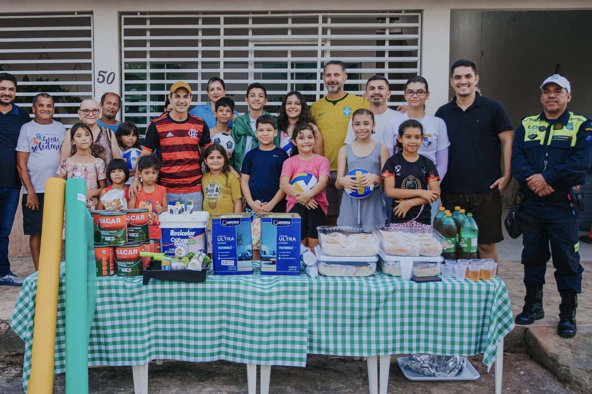 Zequinha Lima entrega tintas a crianças que pintaram rua com carvão para celebrar a Copa do Mundo