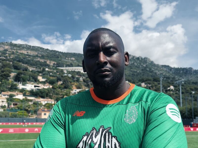 Goleiro de time amador inglês pode abandonar futebol para se tornar rei em Uganda; entenda