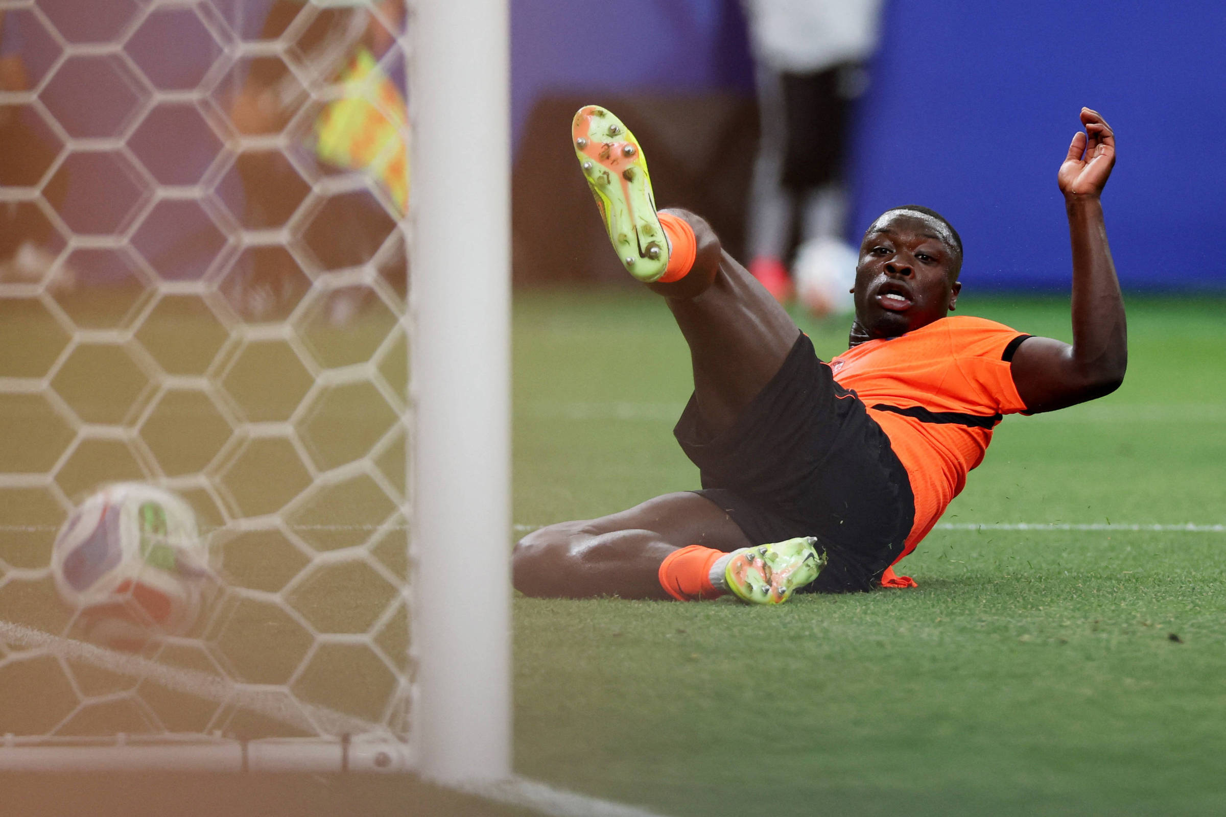 Reserva contra o Japão, holandês Brian Brobbey faz 2 gols na Suécia em 17 minutos