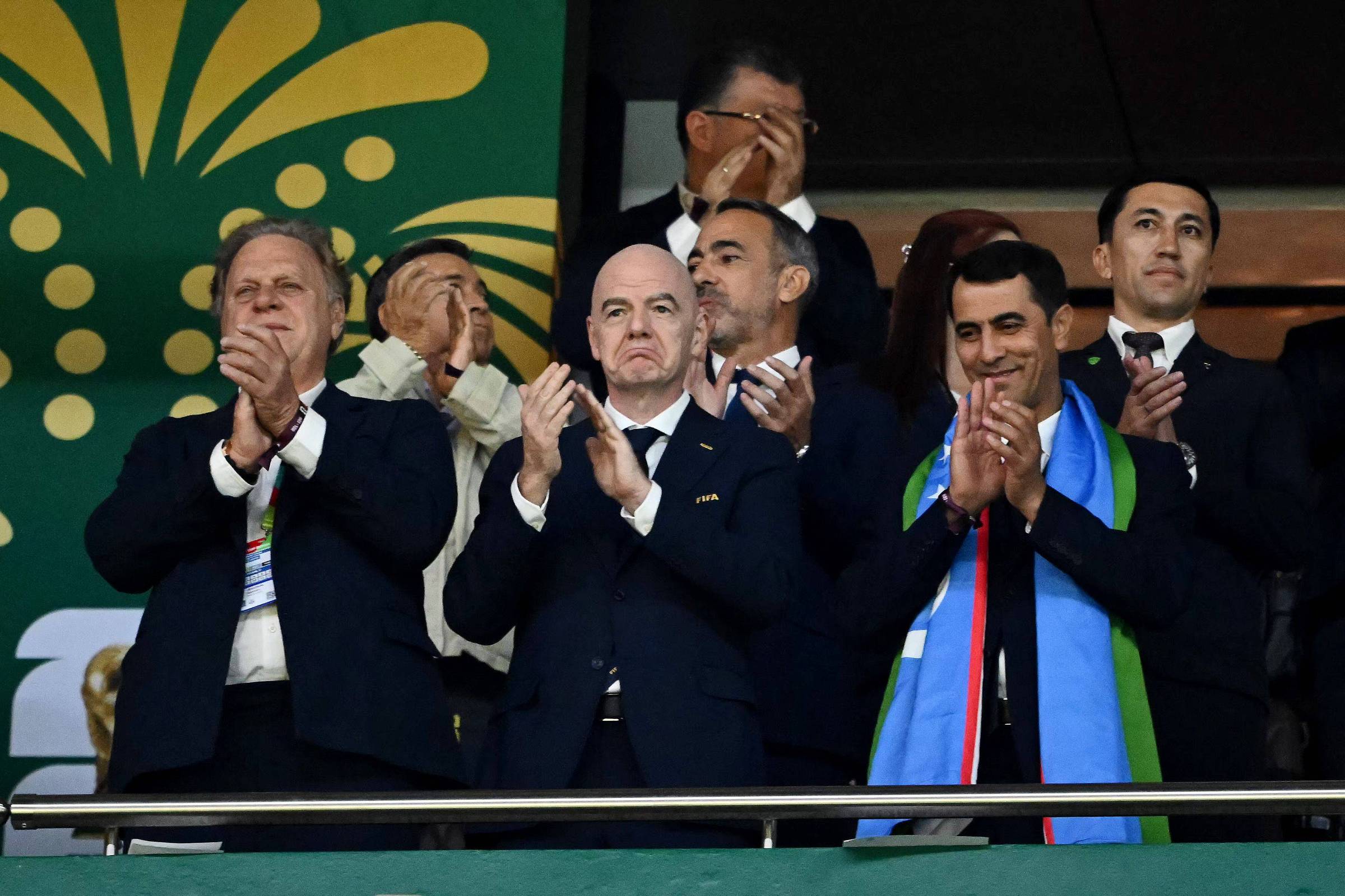 Infantino se desloca em jato particular durante a Copa, e ambientalistas criticam