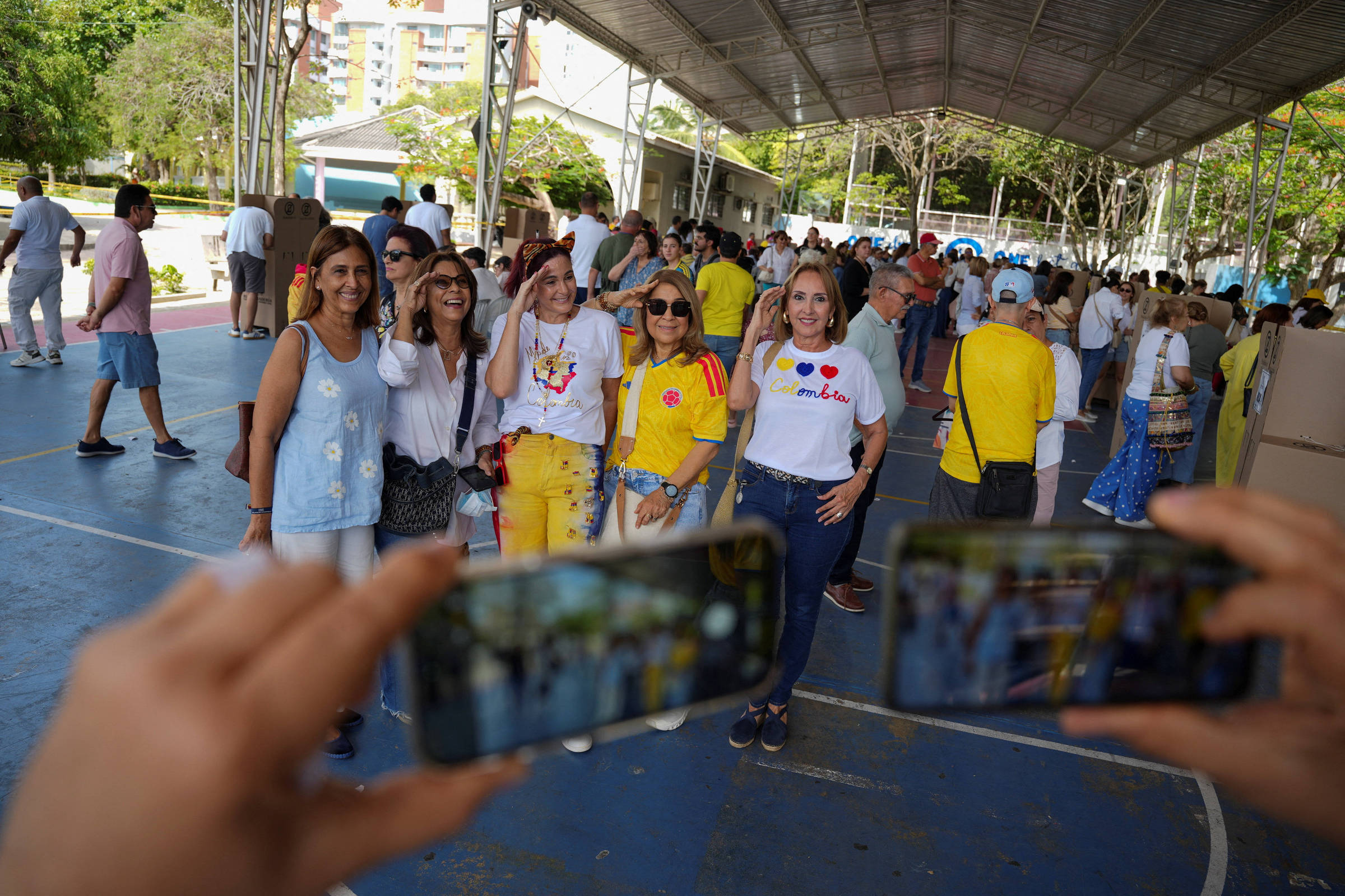 Colombianos usam símbolos de futebol para votar