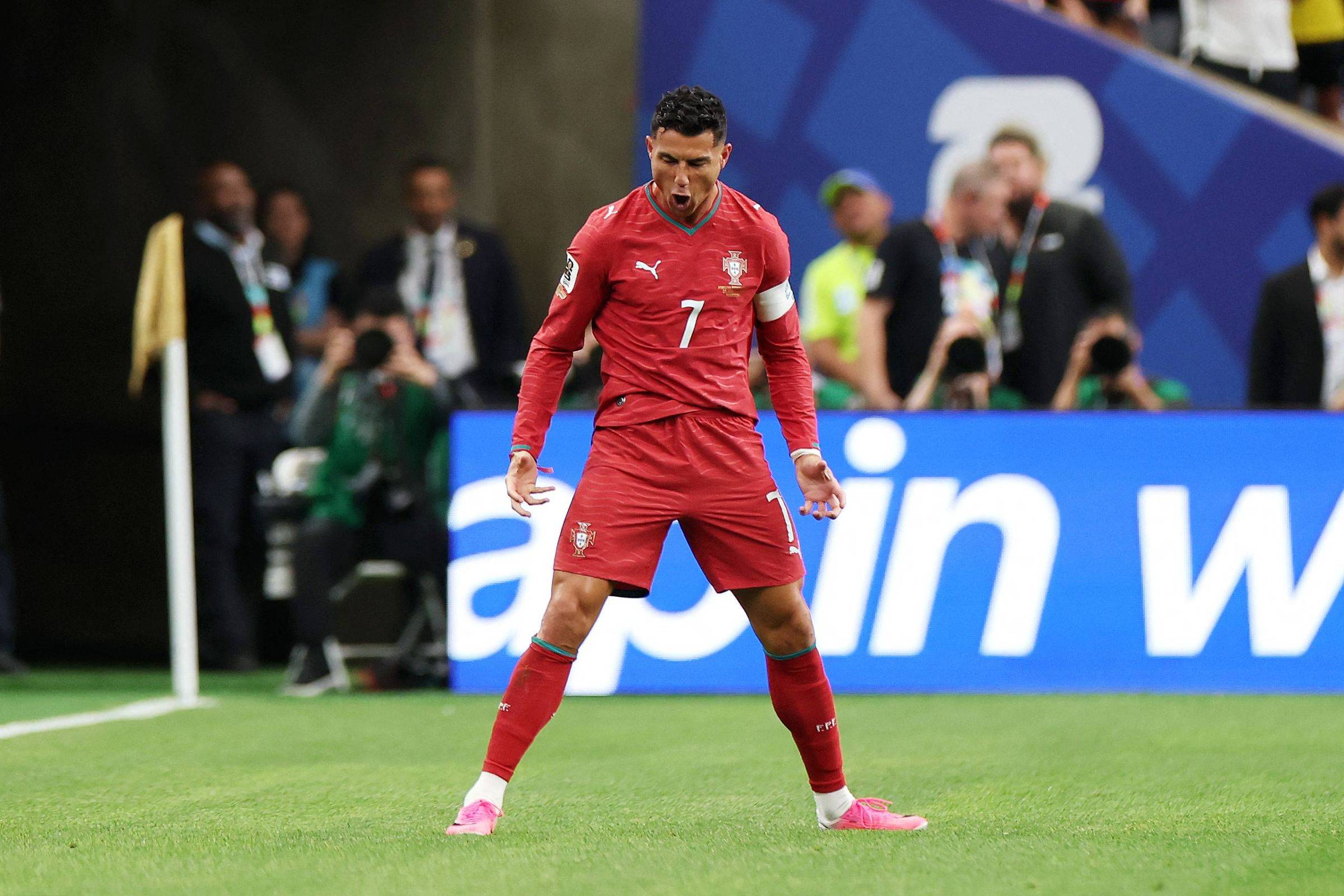 Cristiano Ronaldo se torna primeiro jogador a marcar gol em seis Copas do Mundo