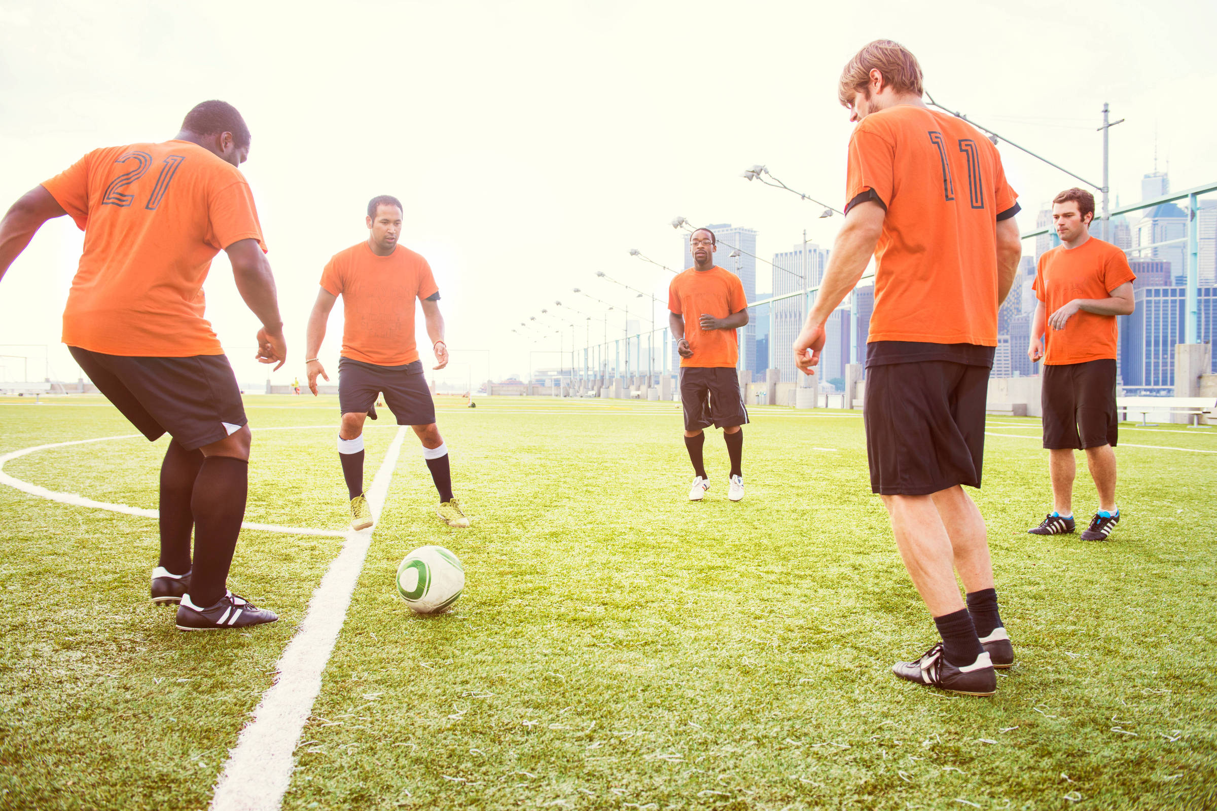Jogar futebol sem preparo pode provocar lesões nos joelhos