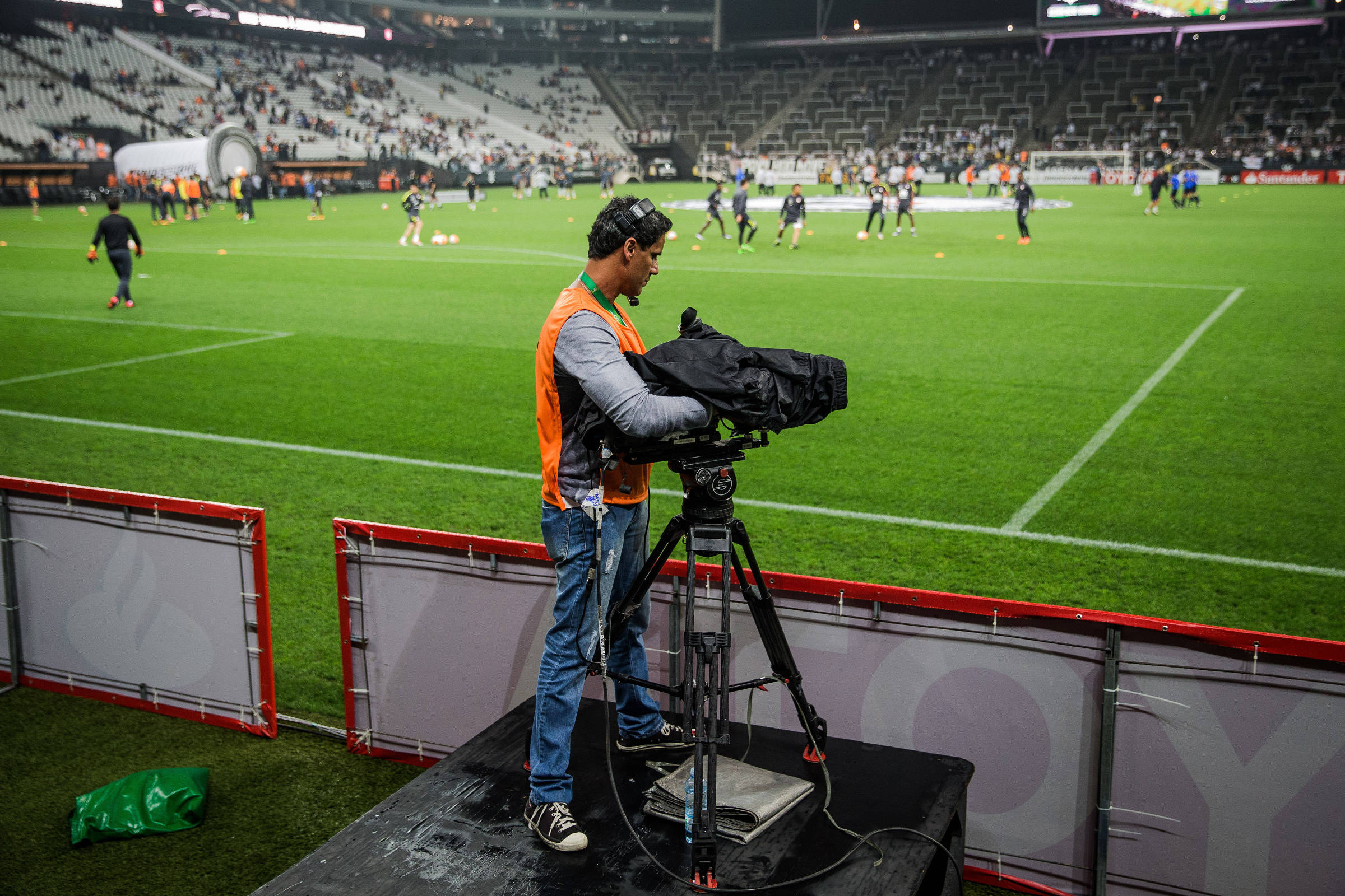 Mônica Bergamo: Clubes, atletas e árbitros acusam dona da CazéTV de controlar decisões dos clubes brasileiros