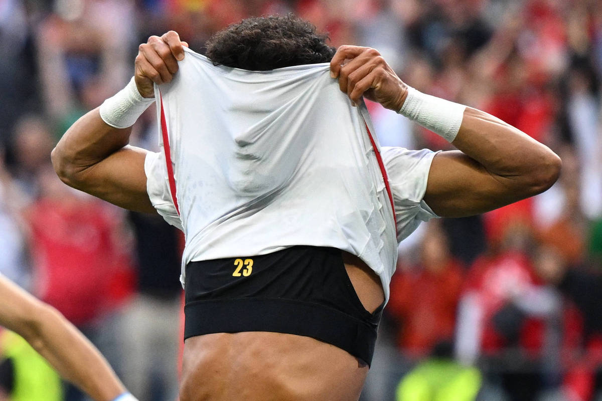 Entenda o que é o 'sutiã' dos jogadores de futebol na Copa