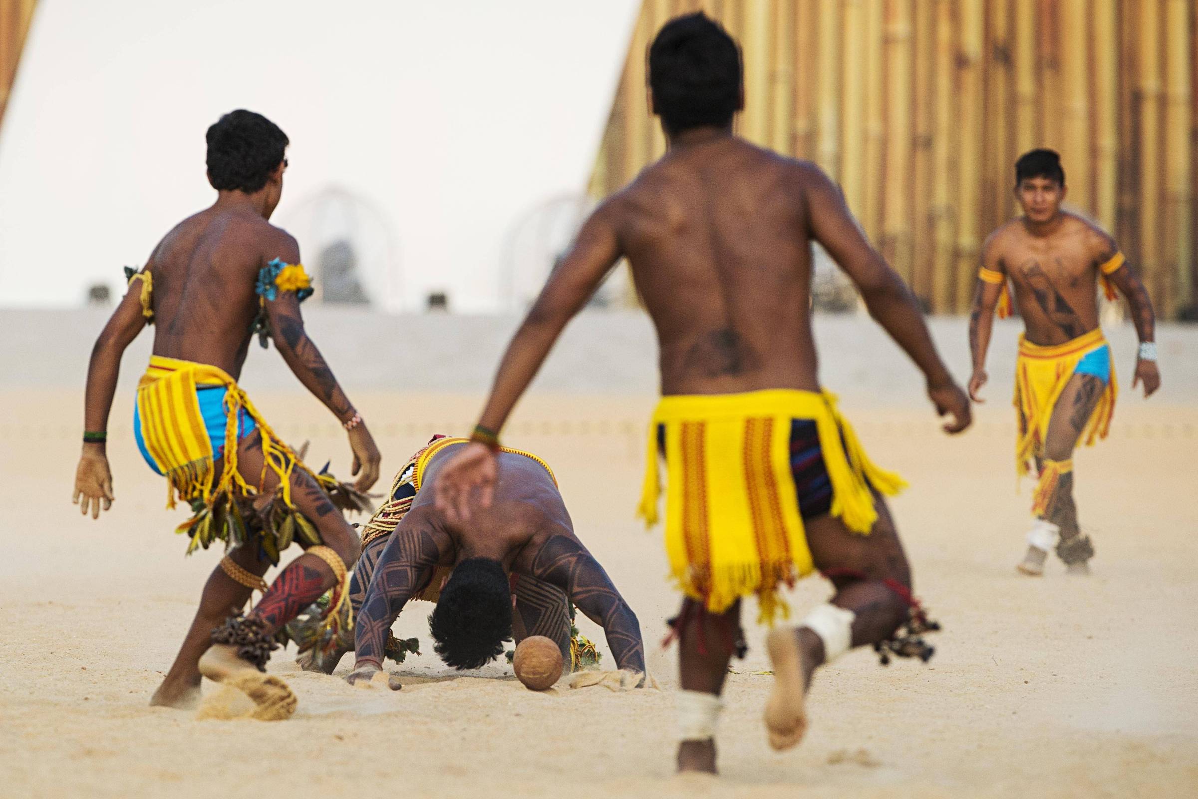 Indígenas no Brasil já jogavam bola antes do futebol