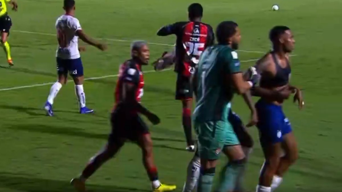 Jogador do vitória "rouba" e rasga camisa do Bahia durante o Bavi