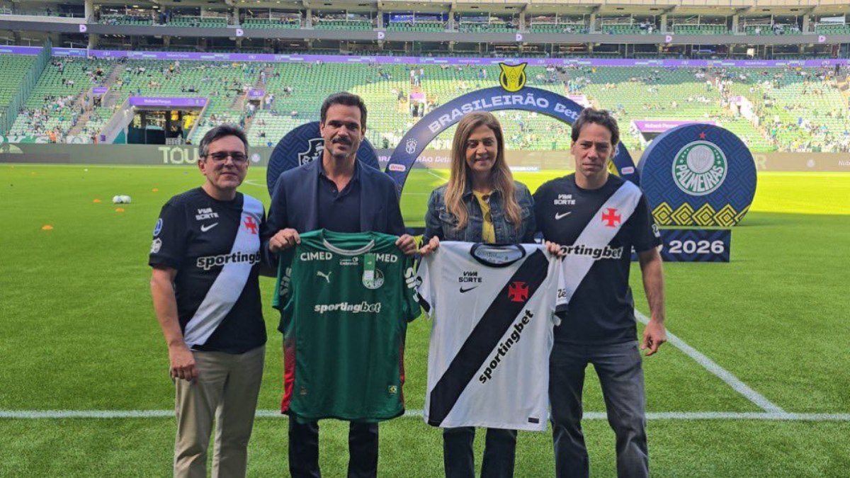Leila aparece com a camisa do Vasco após polêmica com enteado