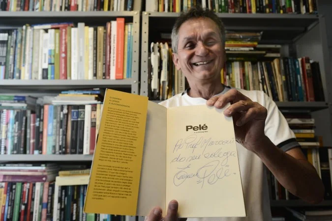 Inventário de uma paixão: professor tem mais de 500 livros sobre futebol