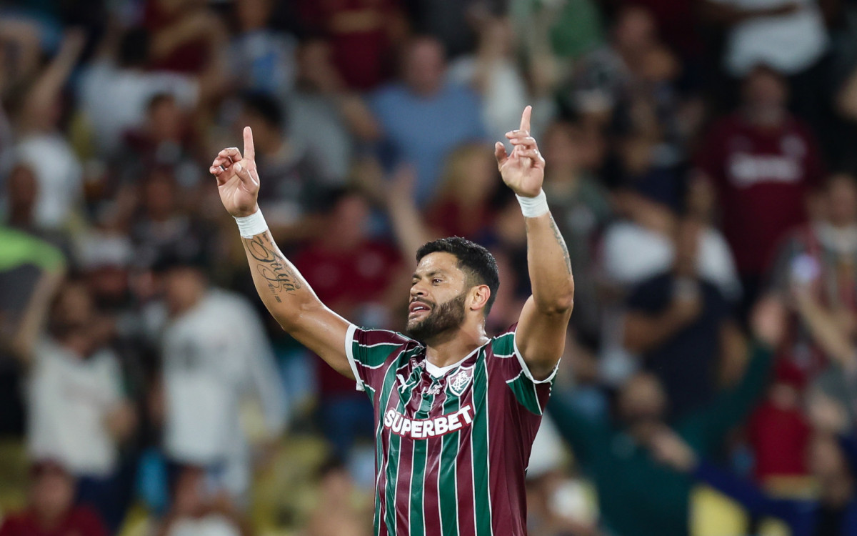 Jogadores do Fluminense homenageiam Angione, internado com câncer