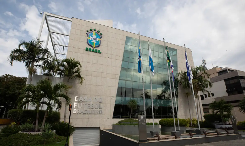 Torcedores protestam em frente à CBF após eliminação do Brasil na Copa