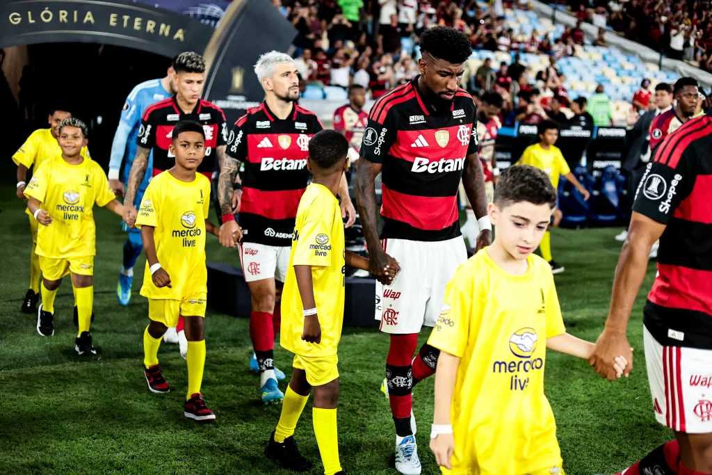 Emerson Royal pode trocar o Flamengo pelo futebol inglês
