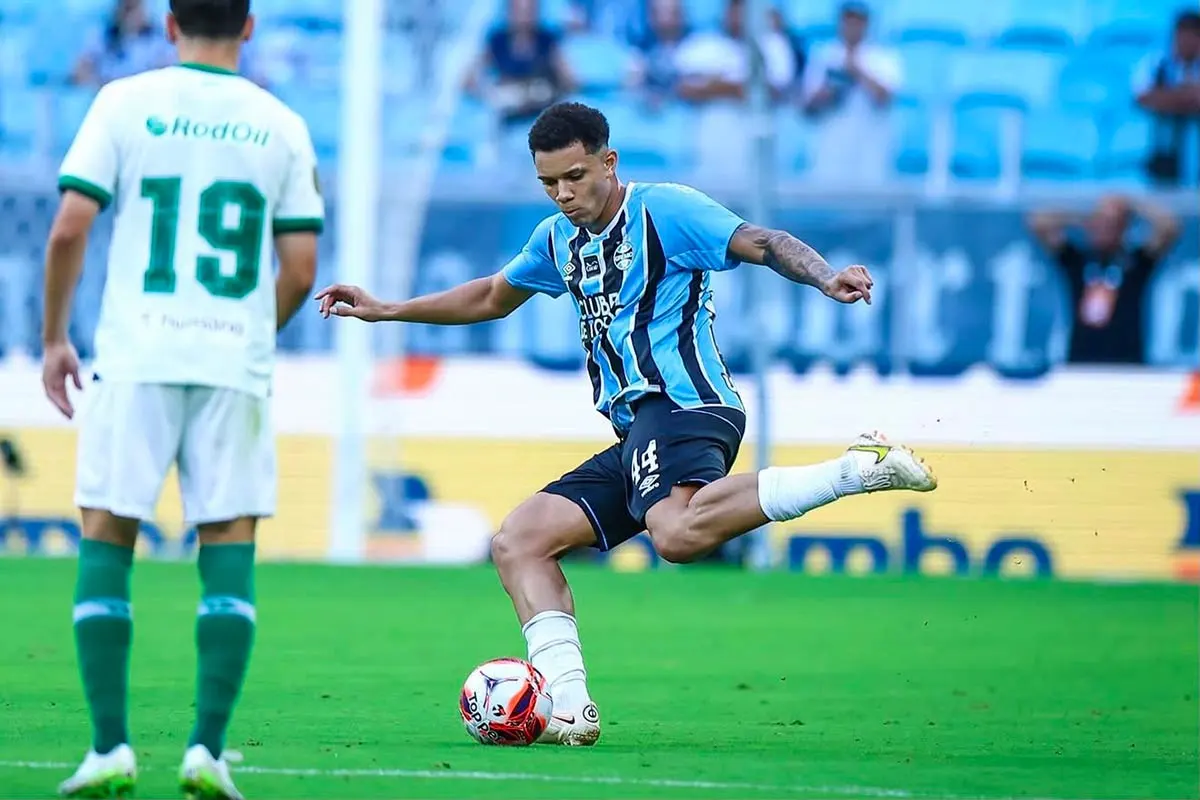 Zagueiro ubaense se despede do Grêmio em negociação de R$ 100 milhões com a Fiorentina
