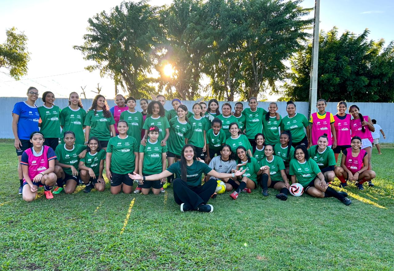 Jogadora da Seleção Brasileira visita projeto de futebol feminino em Natal