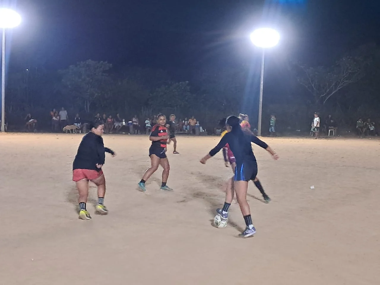 Campo de futebol é iluminado e ganha projeto de escolinha no bairro Venezuela, em Uiramutã