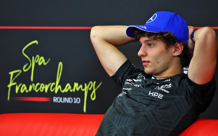 Antonelli destaca desafio de segurar Verstappen na largada