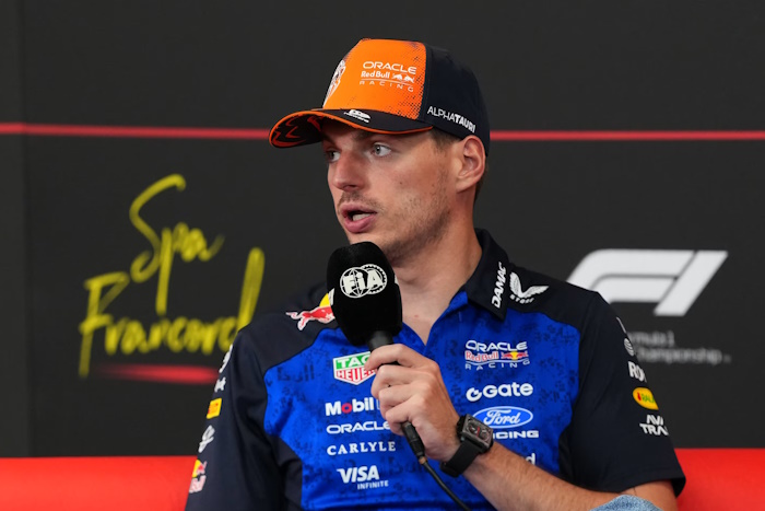 Verstappen: "Nada de errado" em conversar com outras equipes
