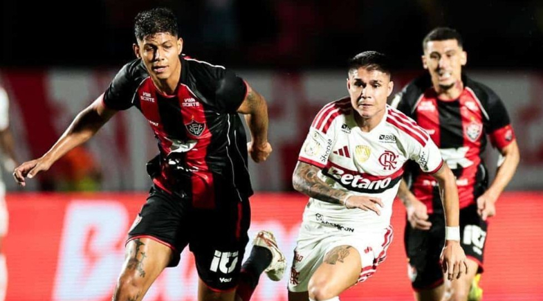 Flamengo vence Vitória por 2 a 0 e segue na briga pela liderança