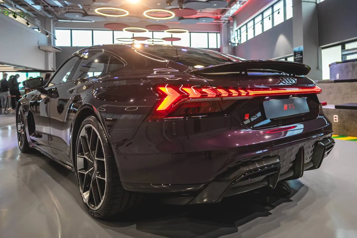 Novo superesportivo da Audi acelera como Fórmula 1 e carrega em 18 minutos